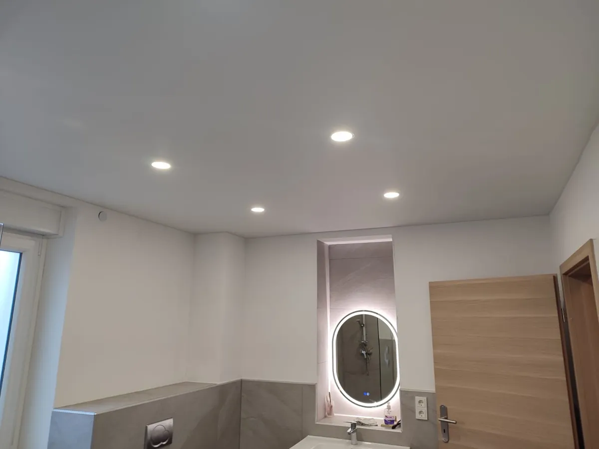 Badezimmerdecke mit eingelassenen LED-Spots
