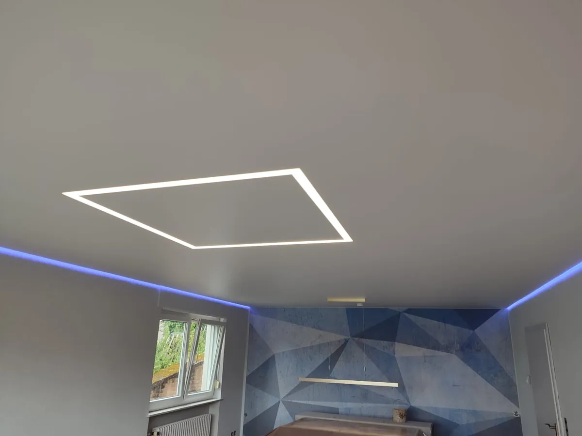 Geometrische LED-Form an der Decke im Wohnbereich