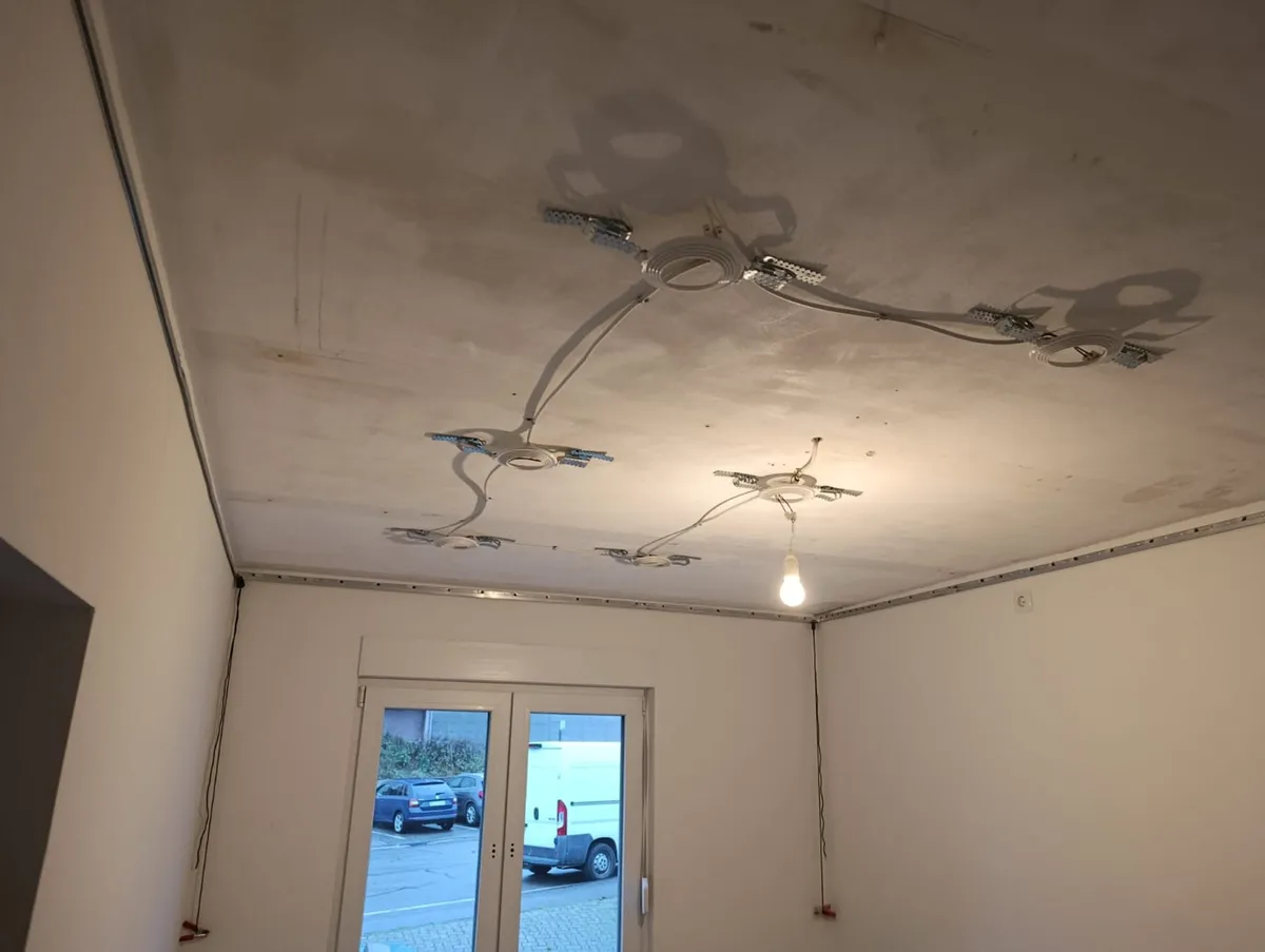 Rohdecke mit freiliegenden Leitungen vor dem Einbau der Spanndecke
