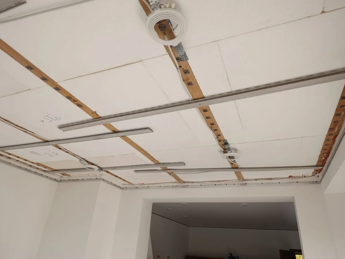 Fertige Spanndecke mit dezenten Strahlern im Wohnraum