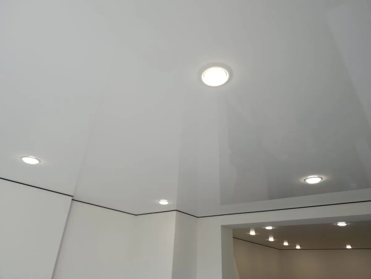 Raum mit Spanndecke und umlaufendem LED-Band am Deckenrand