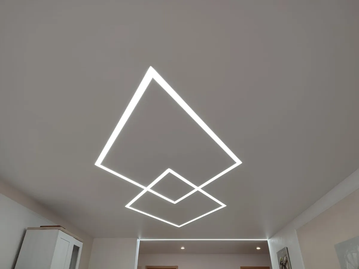 Deckenleuchte in Rautenform aus zwei ineinandergesetzten LED-Rahmen