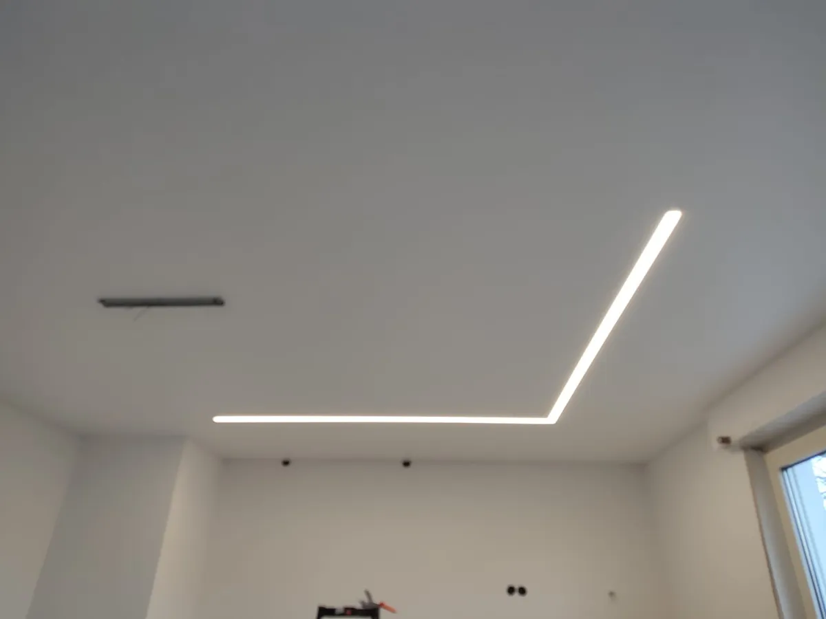 Weiße Spanndecke mit umlaufendem LED-Band im Wohnraum