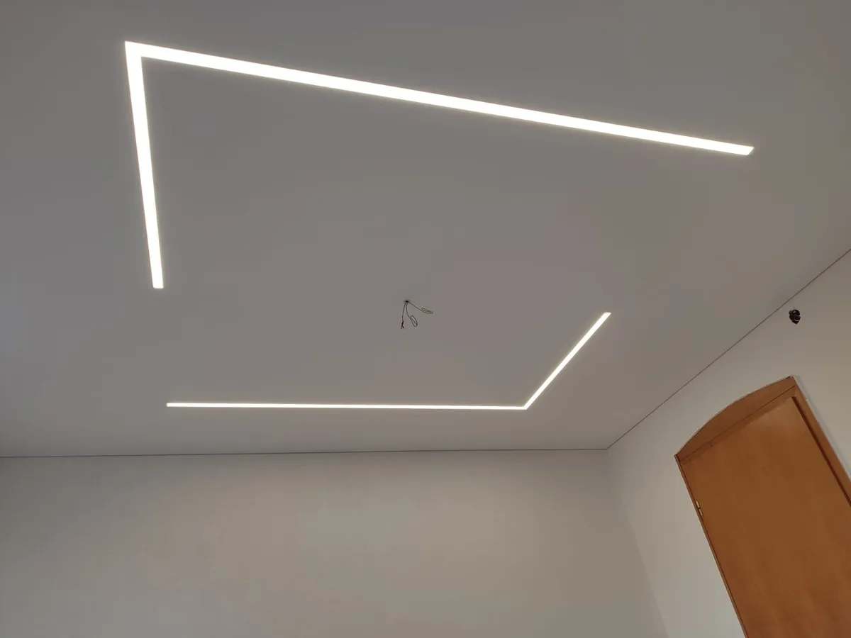 LED-Linien über Eck in einer frisch montierten Spanndecke