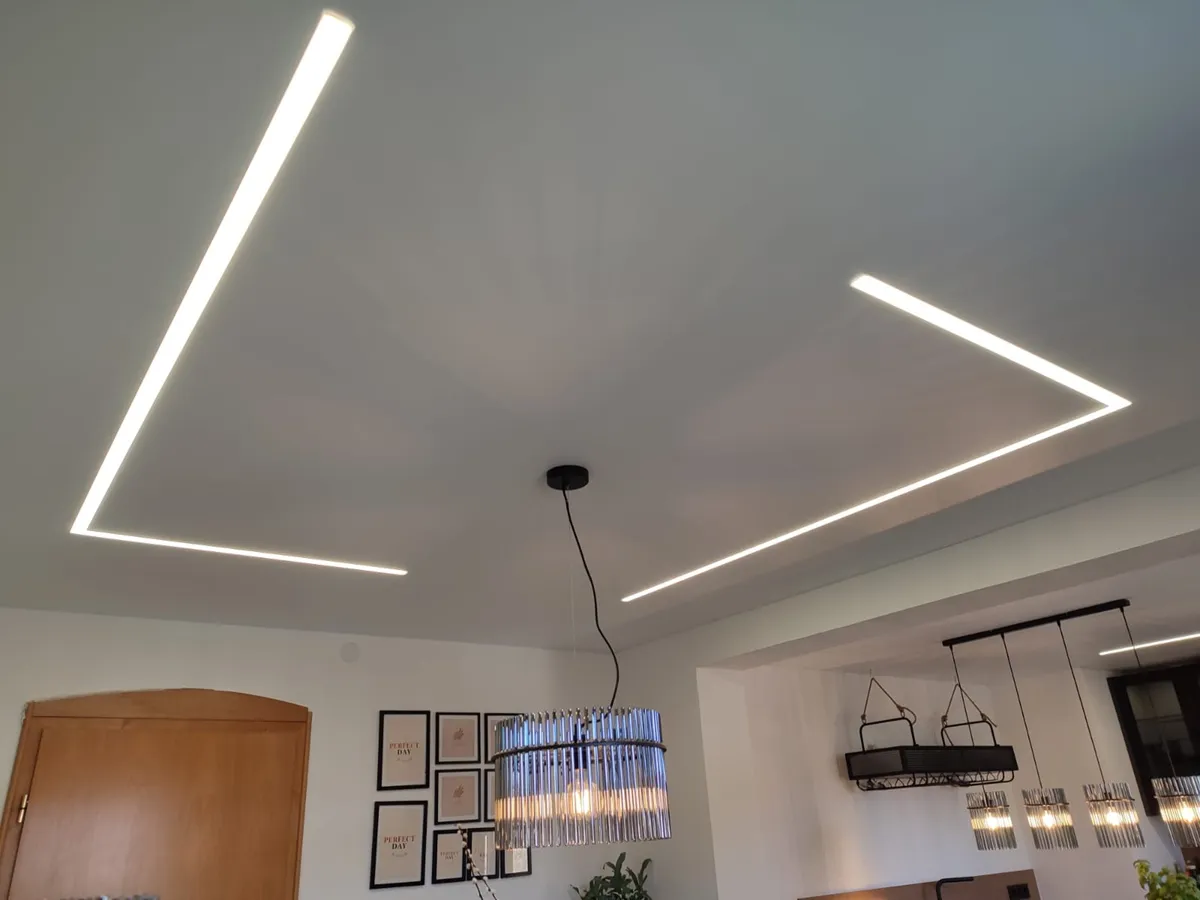 Detail der Spanndecke am Übergang zur Wand mit eingelassener Lichtleiste