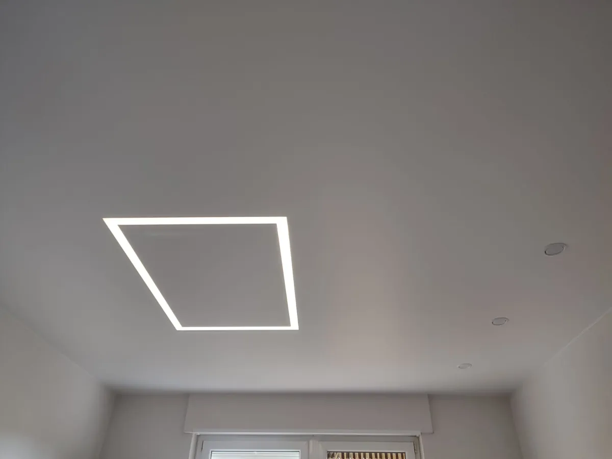 Flurdecke mit durchlaufender LED-Linie
